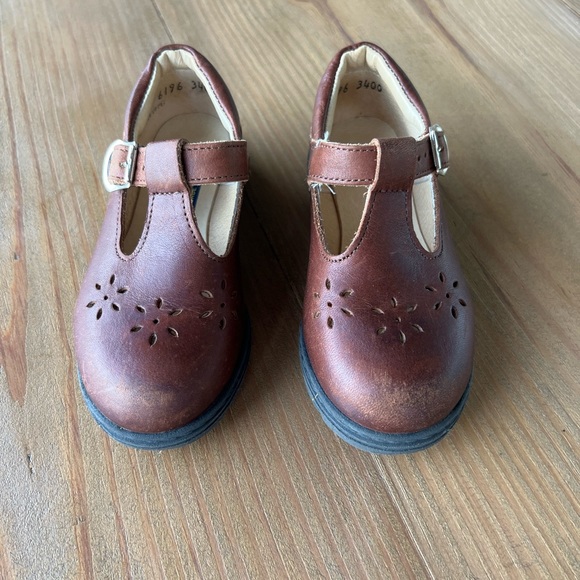 Brown leather T-Strap shoes - Picture 2 of 3